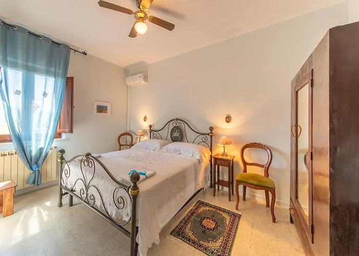 Isola Dei Calanchi Отель Атри